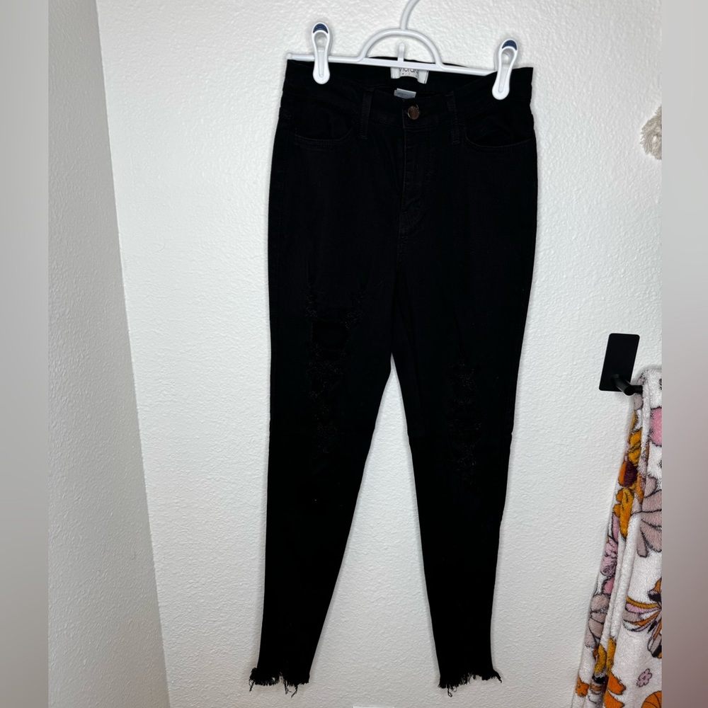 Distressed black stretchy jeans. Leggings.